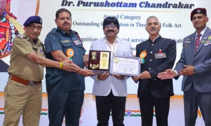 डॉ. पुरुषोत्तम चन्द्राकर को  राष्ट्रीय गौरव पुरस्कार  नई दिल्ली के कन्वेंशन सेंटर में  प्रदान किया गया