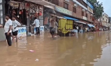 चित्रकूट में उफनी मंदाकिनी, रामघाट की सभी सीढ़ियां डूबीं; दुकानों में घुसा पानी, SDRF तैनात