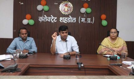 कलेक्टर ने स्कूलों में नामांकन, आधार अपडेशन तथा सायकल वितरण की समीक्षा की