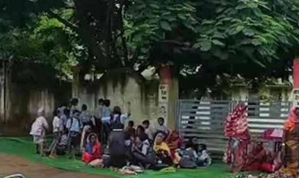 शिक्षकों की नियुक्ति की मांग को लेकर उतरे छात्र-पालक, युक्तियुक्तकरण पर भी उठाए सवाल
