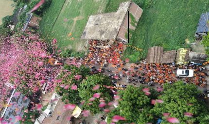कांवड़ियों पर हेलीकॉप्टर से पुष्पवर्षा, गूंजा हर-हर महादेव का जयघोष
