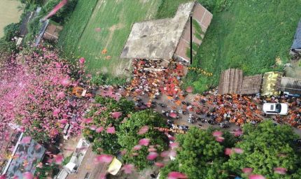 कांवड़ियों पर हेलीकॉप्टर से पुष्पवर्षा, गूंजा हर-हर महादेव का जयघोष