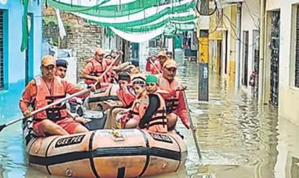 प्रयागराज में बारिश का कहर, सड़कों से घरों तक पानी; NDRF ने 76 लोगों को बचाया