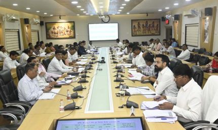 प्रभारी सचिव ने विभागवार योजनाओं और कार्यक्रमों की प्रगति की समीक्षा की