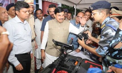 मुख्यमंत्री डॉ. यादव ने होमगार्ड आपदा प्रबंधन यंत्रों की प्रदर्शनी का किया अवलोकन