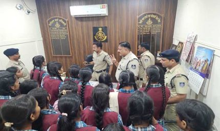 स्कूलों में कानून की पाठशाला, थानों में पुलिसिंग का प्रत्यक्ष अनुभव