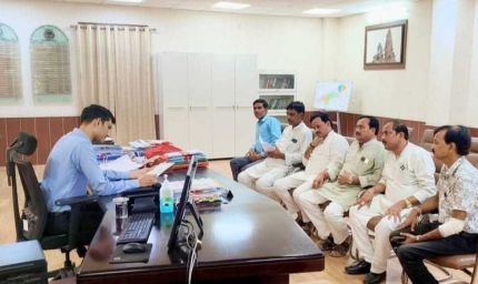 शुगर मिल अनशन को लेकर कांग्रेस प्रतिनिधिमंडल ने कलेक्टर को सौंपा ज्ञापन