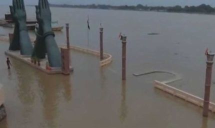 वाराणसी में गंगा का विकराल रूप, अस्सी से नमो घाट तक 84 घाट जलमग्न; बाढ़ को लेकर अलर्ट