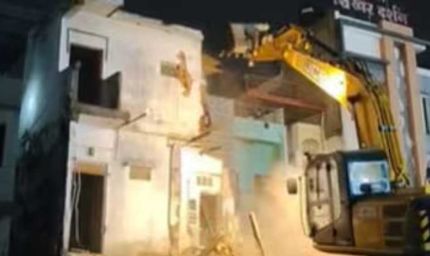 महाकाल मंदिर के सामने गरजा बुलडोजर, 65 साल पुराना परचुरे भवन 60 मिनट में जमींदोज; जानें वजह