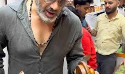 अमृतसर पहुंचे सुनील शेट्टी ने चखा खास आम पापड़, पत्नी संग बाजार में दिखा देसी अंदाज