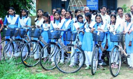 ठग्गांव स्कूल की 18 छात्राओं को मिली साइकिल, मंत्री ने कहा-गांवों की तस्वीर बदल रही है