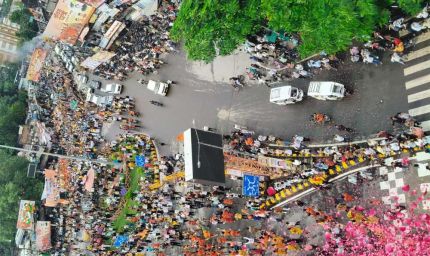 भव्य कांवड़यात्रा का आयोजन, राजकीय हेलीकॉप्टर से हुई पुष्पवर्षा