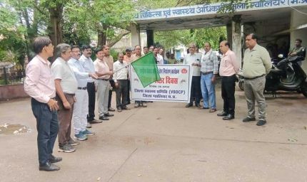 विश्व मच्छर दिवस पर सीएमएचओ ने रैली को हरी झंडी दिखाकर किया रवाना।