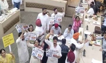 चंडीगढ़ निगम बैठक में जलभराव पर हंगामा, राफ्टिंग बोट लेकर पहुंची AAP; मेयर ने अफसरों को लगाई फटकार