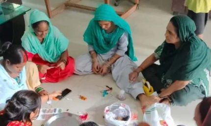 5,000 महिलाओं के हाथों से तैयार हो रहीं आधुनिक डिजाइनों की राखियां