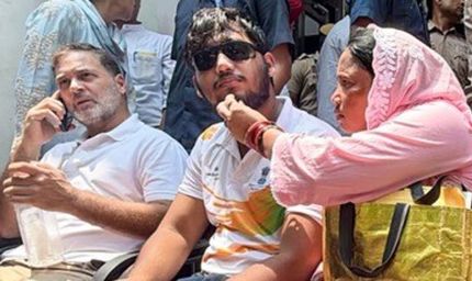 पेलेट गन मामले में राहुल गांधी का धरना, FIR की मांग पर दिल्ली पुलिस से भिड़े