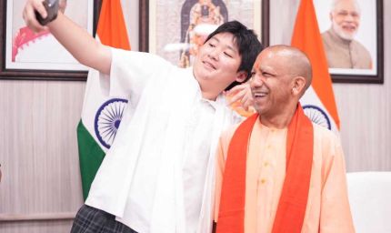 जापानी Gen-Z संग सेल्फी में दिखा नया अंदाज, प्रोटोकॉल से परे योगी की सादगी