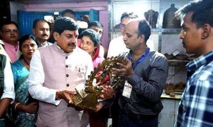 मुख्यमंत्री डॉ. यादव पीतल शिल्पकार के घर पहुंचे पारम्परिक पीतल शिल्प कला की सराहना की