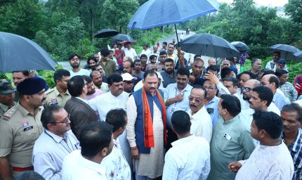 बड़ा बाजार-बरतुंगा मार्ग बंद होने से मचा हड़कंप, 5 किमी झाड़ियों में पैदल उतरे मंत्री