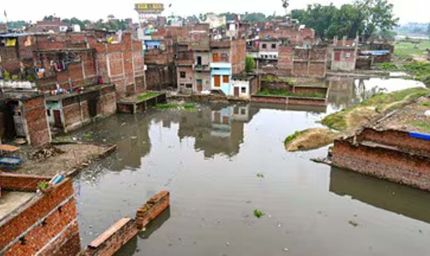 वाराणसी में गंगा उफान पर, चेतावनी बिंदु से महज सवा मीटर नीचे पहुंचा जलस्तर