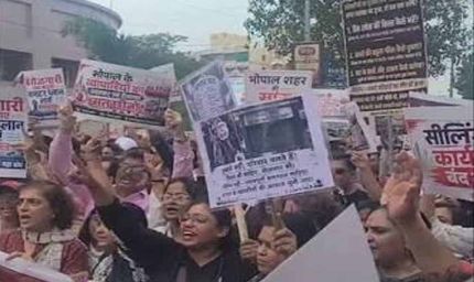 भोपाल में सीलिंग कार्रवाई से भड़के व्यापारी, बैनर-पोस्टर लेकर सड़क पर उतरे