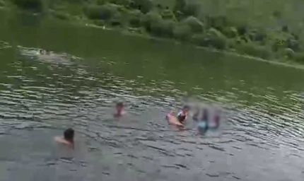 स्कूल की लड़कियों संग पिकनिक पर गया प्रिंसिपल, डैम में बिना कपड़ों के नहाते VIDEO वायरल; मचा हड़कंप