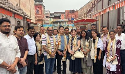 यामानाशी के गवर्नर ने जापानी प्रतिनिधिमंडल के साथ किए बाबा विश्वनाथ के दर्शन