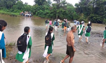 भविष्य बनाने की चाह में बढ़े पानी के बीच से नदी पार कर पढ़ने जाने को मजबूर छात्र