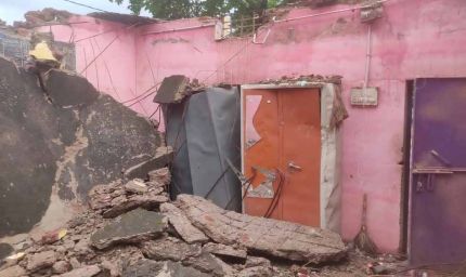 CG में जर्जर पंचायत भवन की छत गिरी, मलबे में दबे सरकारी दस्तावेज; सरपंच-सचिव बाल-बाल बचे