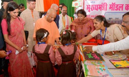 स्कूली बच्चियों ने मुख्यमंत्री को बांधी राखी, सीएम ने दिया उज्जवल भविष्य का आशीर्वाद