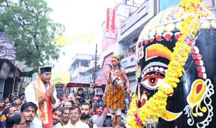 हर हर महादेव’ के जयघोष से गूंजा नरेला, मंत्री विश्वास सारंग की अगुवाई में निकली बाबा महाकाल की भव्य शाही सवारी