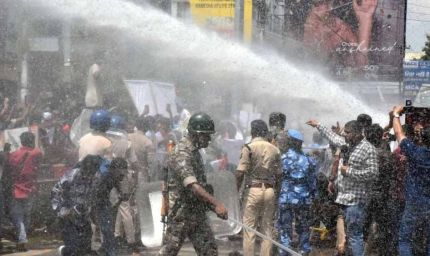 BPSC TRE 4: वाटर कैनन के बीच शैंपू लगाकर नहाने लगा छात्र, पथराव के बाद लाठीचार्ज