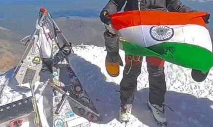 मध्यप्रदेश पुलिस की महिला आरक्षक वर्षा पटेल ने यूरोप की सर्वोच्च चोटी माउंट एल्ब्रुस पर फहराया तिरंगा