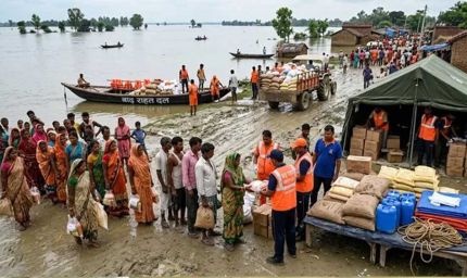 बाढ़ प्रभावितों तक तेजी से पहुंच रही राहत, 16 जिलों में मदद से जुड़ा अभियान जारी