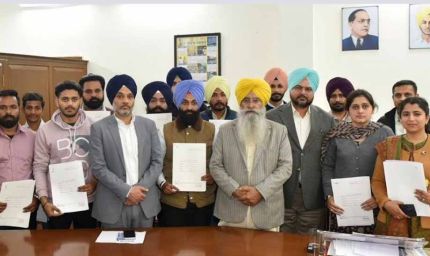 पंजाब के मंत्री गुरमीत खुड्डियां ने चार युवाओं को सौंपे सरकारी नौकरी के नियुक्ति पत्र