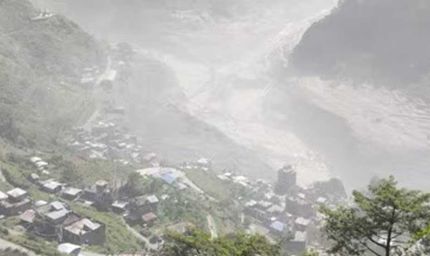 पहाड़ों से उठा धुएं का गुबार, फिर आया महाप्रलय; नेपाल में बाढ़ के 4 खौफनाक VIDEO