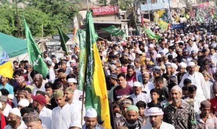 डीजे की तेज धमक से घरों में गिरे बर्तन, जुलूस में खुलेआम चली प्रतिबंधित कार्बाइड गन