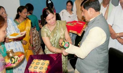 लाड़ली बहनों ने मुख्यमंत्री डॉ. यादव को बांधी स्नेह और विश्वास से भरी राखियां
