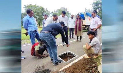 पिट लगाकर जांची सड़क की परतें, पीएमजीएसवाई सड़कों की गुणवत्ता पर कलेक्टर की पैनी नजर