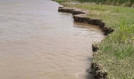 सरयू का जलस्तर खतरे के निशान से 30 सेमी नीचे, घटते पानी के साथ तेज हुआ कटान