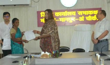 रायपुर में नक्सल पीड़ित 5 परिवारों को मिली शासकीय सेवा, कलेक्टर ने सौंपे नियुक्ति पत्र