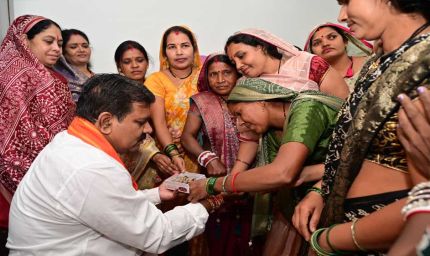 रायपुर : बिहान की दीदियों ने उपमुख्यमंत्री विजय शर्मा को राखी बांधकर दी बधाई, साझा किए गुजरात भ्रमण के अनुभव