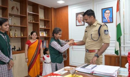 छात्राओं ने तिलक लगाकर राखी बांधी, एसपी ने सुरक्षा के साथ शिक्षा और आत्मविश्वास का दिया संदेश