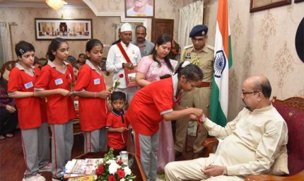 लोक भवन में गूंजा अपनत्व का संदेश, दिव्यांग बच्चों ने राज्यपाल  रमेन डेका को बांधा रक्षा सूत्र
