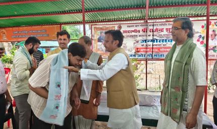उप मुख्यमंत्री ने जान जोखिम में डालकर गायों की रक्षा करने वाले गौ सेवकों को किया सम्मानित