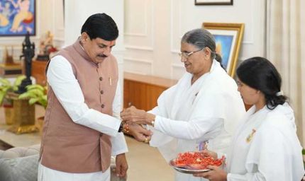 मुख्यमंत्री डॉ. यादव को बहनों ने बांधे रक्षा सूत्र, माउंट आबू संगोष्ठी का दिया आमंत्रण