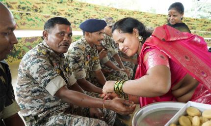 हिंसा छोड़ मुख्यधारा में लौटीं बहनों ने DRG जवानों की कलाई पर बांधी राखी, दिया शांति और विश्वास का संदेश