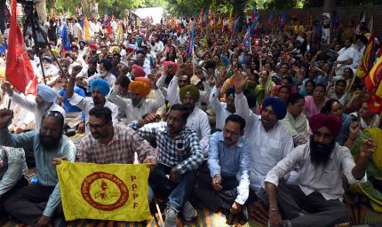 AAP सरकार और मुलाजिमों में आर-पार की लड़ाई! 2500 से ज्यादा कर्मचारियों पर एक्शन की तैयारी