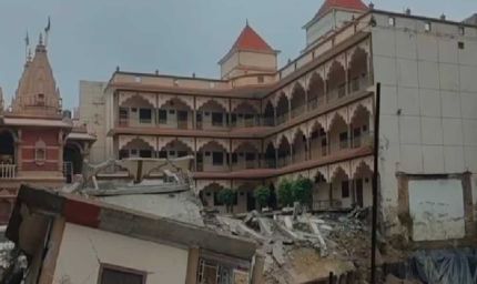 प्रयागराज में बड़ा हादसा! निर्माणाधीन स्वामी नारायण मंदिर का हिस्सा भरभराकर गिरा