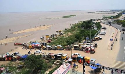 पटना में गंगा का जलस्तर घटा, फिर भी खतरे के निशान से ऊपर; दियारा इलाकों में पानी जमा